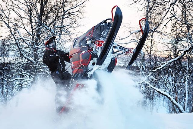 SledUSA's tweet photo. #TipsUpTuesday 🙌🏼
📷: @sp.crew
#SledUSA #RideWithPride #Snowmobiling #SledUSANation #Klim #KlimLife https://t.co/rvyzj00WWF https://t.co/7fNFdTBAj7