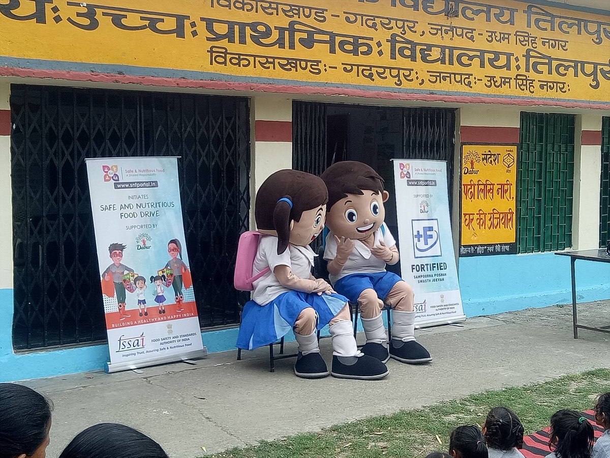 fssaiindia's tweet photo. Mascots of health revamping the learning process of children through active engagement while teaching about Safe &amp; Nutritious Food &amp; Eating Right at Government Primary School, Uttarakhand in association with @DaburIndia.

#MasterSehat #MissSehat #Awareness #EatRightIndia https://t.co/IyVhqCcyJP