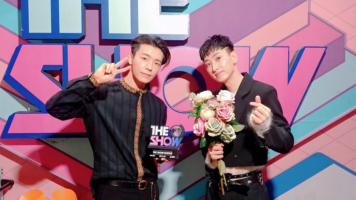 SJofficial's tweet photo. Congratulations!🎉
#더쇼 #TheShow @sbsmtvtheshow #1위 #슈퍼주니어DnE #SuperJuniorDnE #땡겨 #Danger 
오늘 우리 댸니 1위했어요😭🏆
와- 오늘 다 #땡겨!! 🤸🏻‍♀️🤸🏻‍♂️(온몸으로 기쁨을 표현하고 있는 중..) 감사합니다💙 

#슈퍼주니어 #SUPERJUNIOR https://t.co/WXrRgRL8Qn