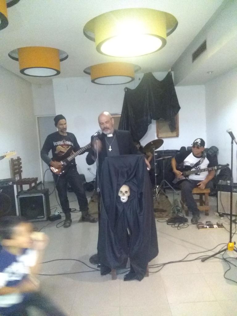 yoleimetalrock's tweet photo. Presentación de la banda #SQS en el #RockForAll 20/04/2019 🤘🎤🎸🥁🎵🎶🍺🍻✌️👊 https://t.co/m6YMWLBwhx