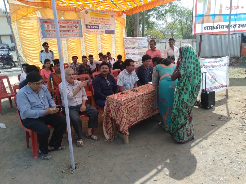 collectorsagar's tweet image. स्वीप प्लान के अंतर्गत @collectorsagar के निर्देशन में शासकीय स्नाकोत्तर महाविद्यालय, देवरी के समस्त स्टाफ और छात्र /छात्राओं के द्वारा देवरी नगर के चौराहे पर मतदाता जागरूकता के तहत हस्ताक्षर अभियान चलाया गया @CEOMPElections @JansamparkMP @ECISVEEP #GoVote #LokSabhaElections2019