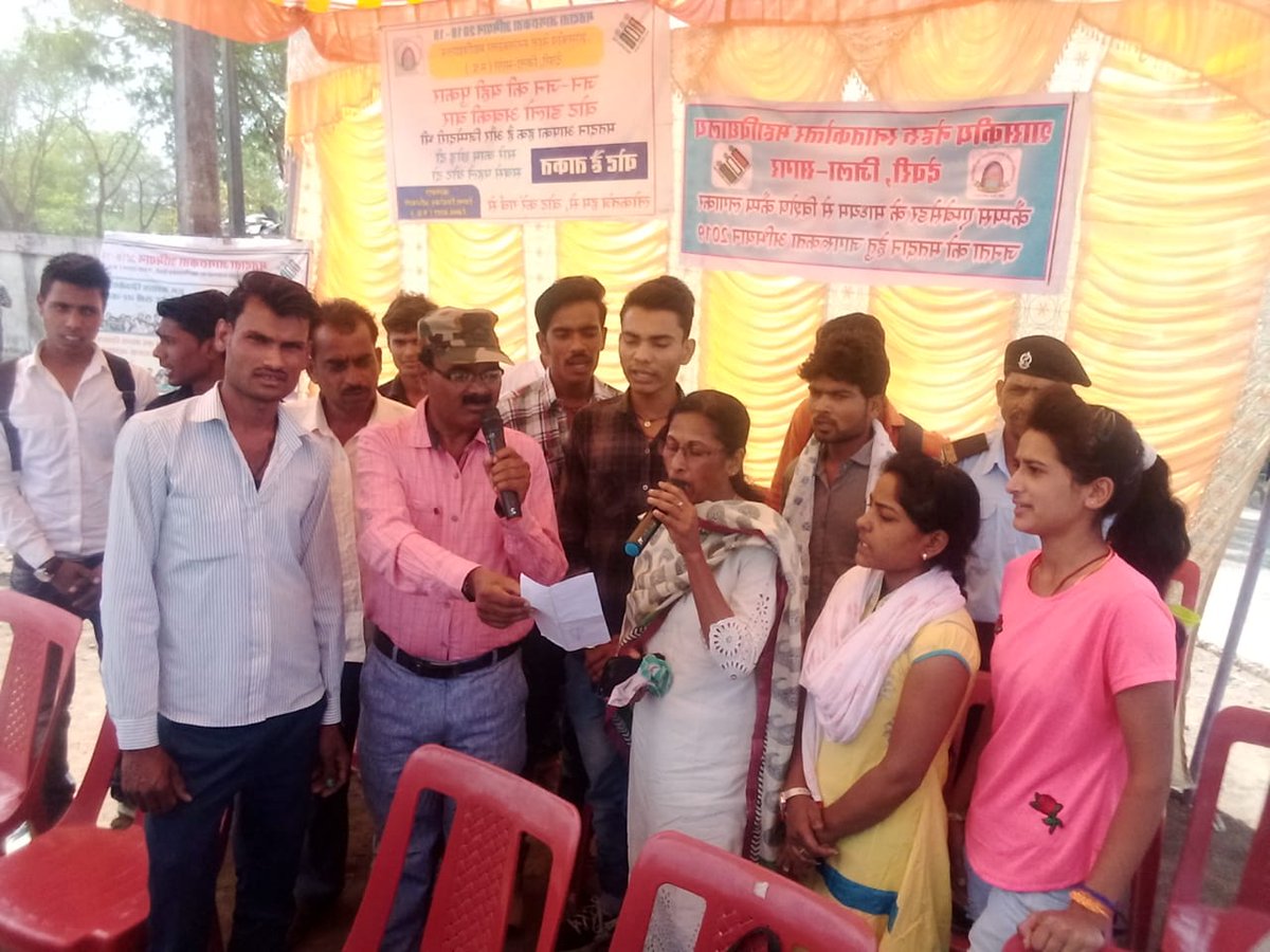 collectorsagar's tweet image. स्वीप प्लान के अंतर्गत @collectorsagar के निर्देशन में शासकीय स्नाकोत्तर महाविद्यालय, देवरी के समस्त स्टाफ और छात्र /छात्राओं के द्वारा देवरी नगर के चौराहे पर मतदाता जागरूकता के तहत हस्ताक्षर अभियान चलाया गया @CEOMPElections @JansamparkMP @ECISVEEP #GoVote #LokSabhaElections2019