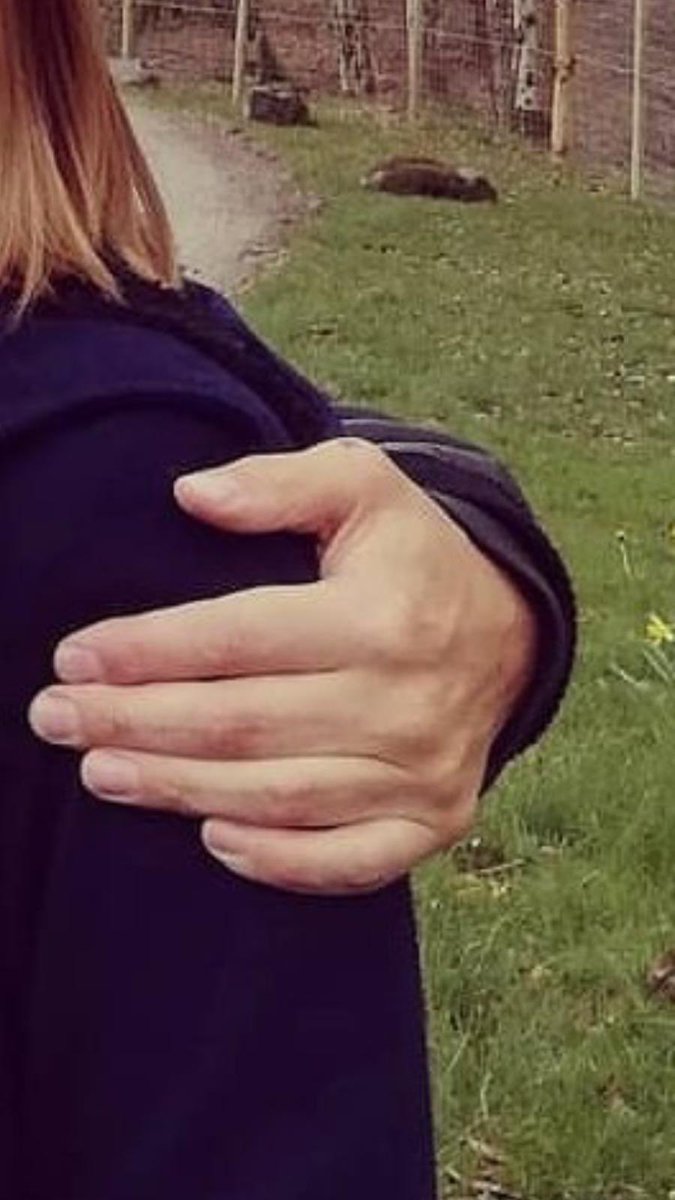 KiltyMind's tweet photo. @erinmangerer @IAmNotTrisha Right Erin? I mean how long is too long when it comes to a thread of #SamHands?? Get thee to it @IAmNotTrisha 😂 https://t.co/QyM5zinhbo