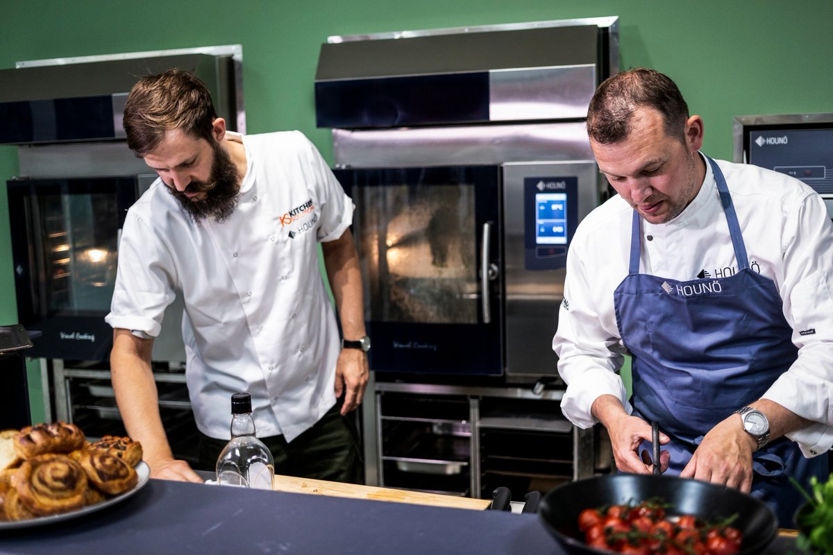 HounoUniverse's tweet image. Michelin-starred restaurant Carters of Moseley in Birmingham, UK, has used HOUNO combi ovens in their kitchen since they opened in 2010. 👨‍🍳🇬🇧
Learn more about Carters of Moseley experience at our blog: lnkd.in/gCK4Cy9
#hounoblog #visualcooking #houno #combiovens #bcarter