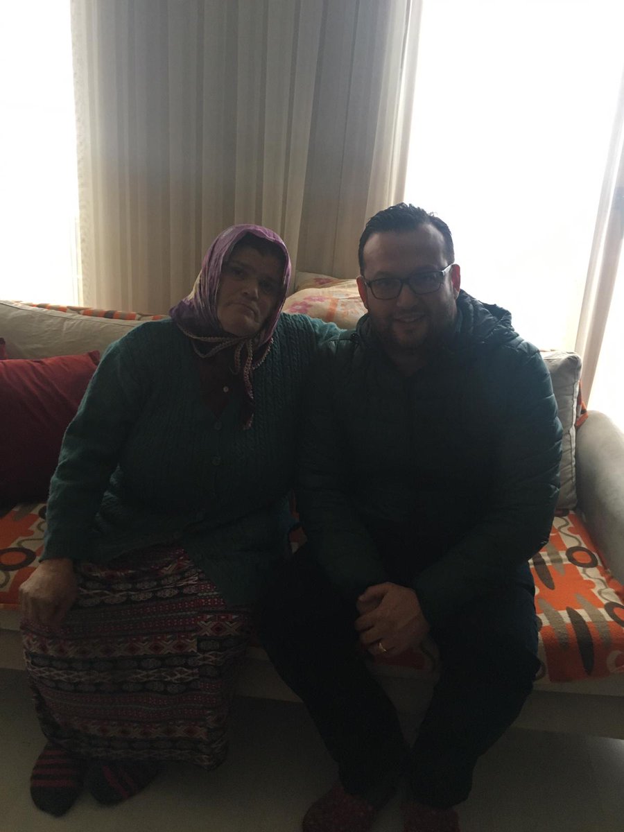 MusaYil85624463's tweet photo. @sedat_peker @EnginKaytar
##REISIMSEDATPEKER gibi kardeşleride #Enginkaytar #ErenBülbül ü yanlız bırKmıyor annemizin elini öptü ve öpüyorı #reisime çok duaları var https://t.co/QKa1U7Ween