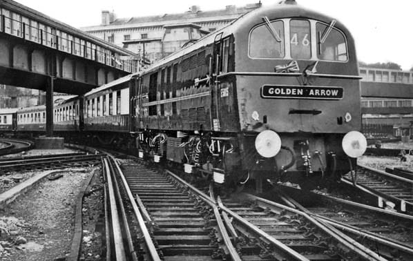 RailwayCentral's tweet image. The #Class71 "#GoldenArrow" #E5015 passing under the passenger footbridge  approaching #DoverMarineStation c1960's.... 📷#JimLake.... @RailwayCentral