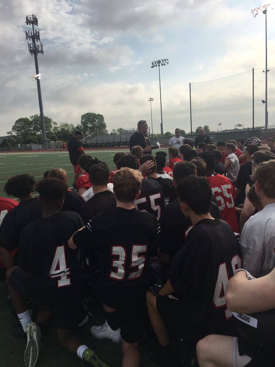 CHHS_FOOTBALL's tweet photo. Getting things started strong! Focusing on the BASE! #SPR1N9 #FOCUS #PR1DE #PANTHERON #CHPANTHERPRIDE @joewillis7 https://t.co/xhIc6HCSgT