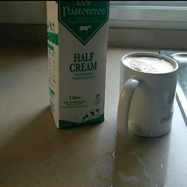 LosPastoreros's tweet photo. Una foto de uno de nuestros clientes consumiendo nuestra leche los pastoreros semi desnadata  que mejor manera de empezar tu día que con un buen café o vaso de leche calentito con leche fresca los pastoreros https://t.co/Be3cLegUul