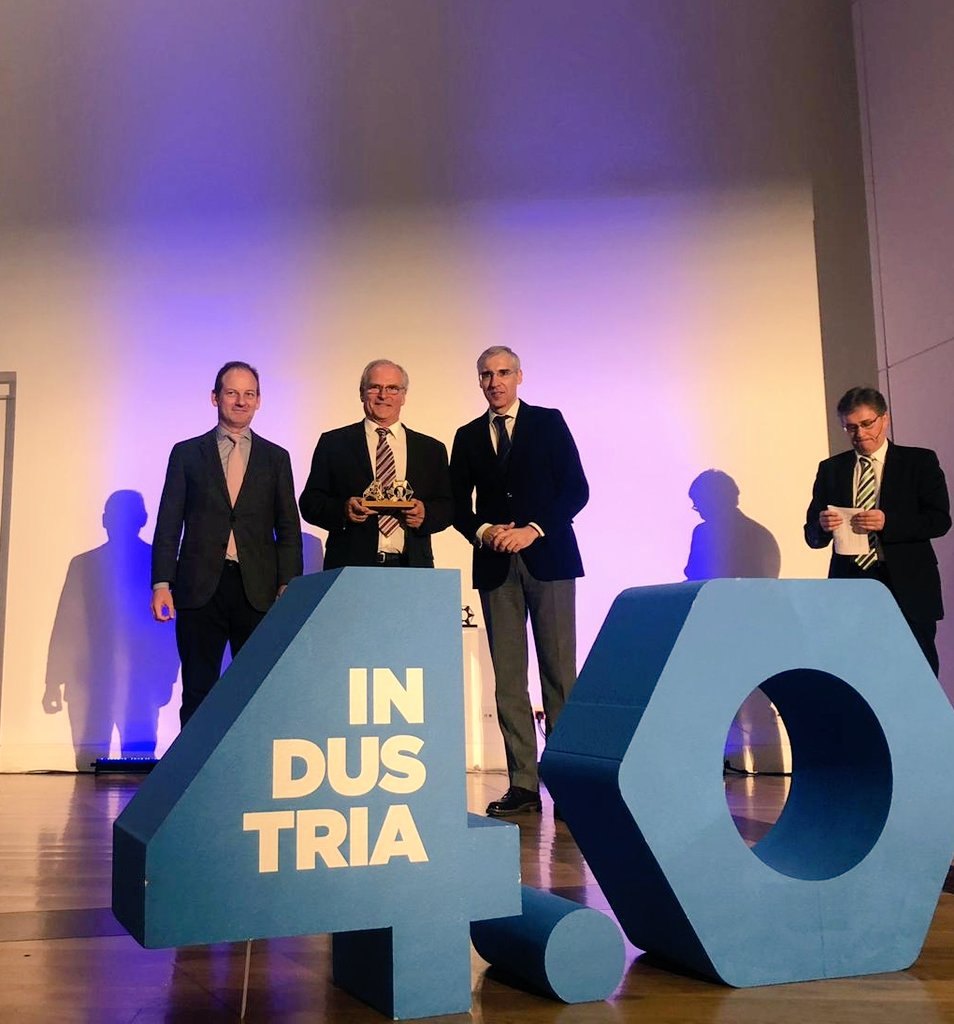 CLUSTERGRANITO's tweet photo. El presidente del Cluster, Javier Blanco, recibe el premio de III Piloto 4.0 de manos del Conselleiro de la #CEEI @Xunta 
#GranitoDaViga #Minariasostible https://t.co/xwoDMIny7i