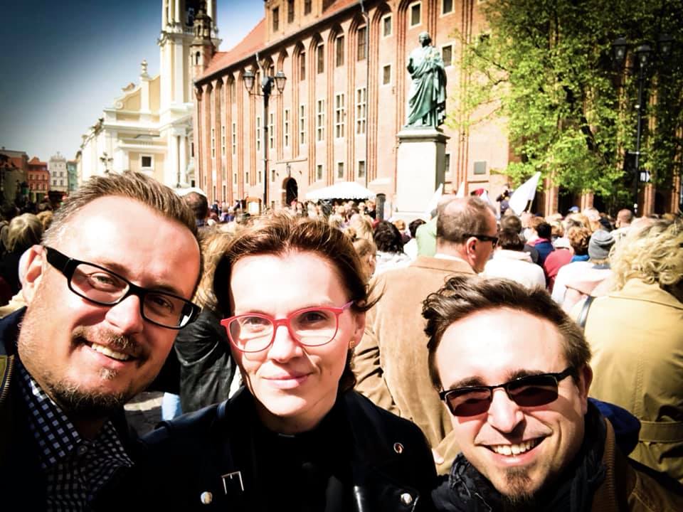 fundacjastabilo's tweet photo. Wspieramy i jesteśmy z Nauczycielami! W @torunpl, podobnie jak w całym kraju, trwa #StrajkNauczycieli i odbywają się manifestacje poparcia.
#WspieramyNauczycieli https://t.co/9sBuazZvqM