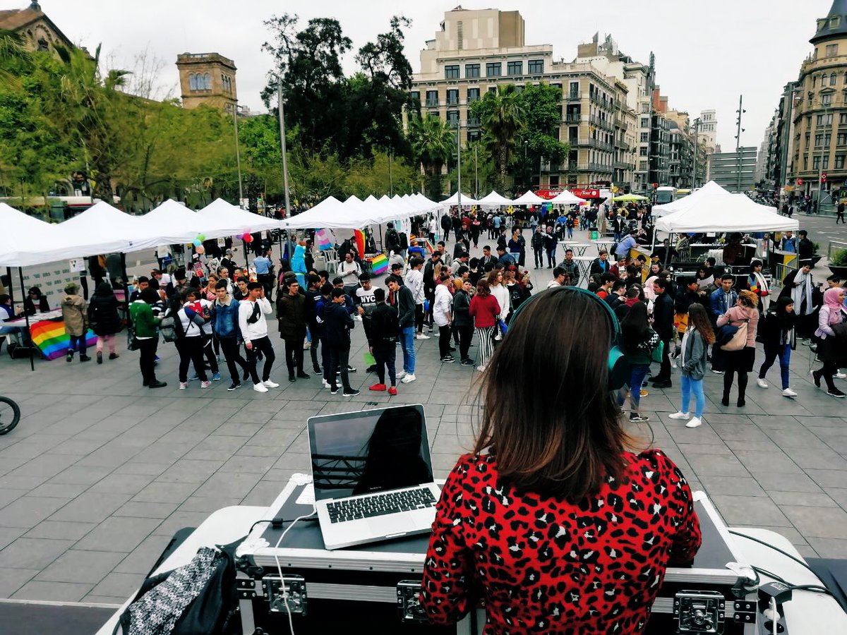 petonada's tweet photo. Això ha començat!!! 💋🌈

#Petonada2019 https://t.co/GRVJd0Hlx9
