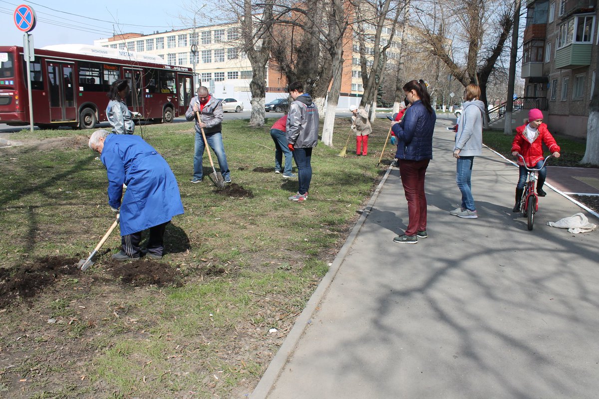 onf71's tweet photo. Актив ОНФ принял участие в высадке деревьев в Советском районе Тулы. Посмотрим, какие станут к осени наши липы и рябины.
#онфтула https://t.co/JF6ENjFiaJ