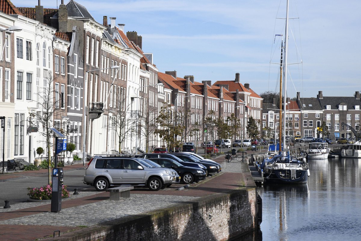 Op Koningsdag, zaterdag 27 april, is het in de Middelburgse binnenstad gratis parkeren met de auto op straat en in de parkeergarages.
Er mag alleen geparkeerd worden op de daar voor bestemde parkeervakken, maar niet op plekken voor vergunninghouders.