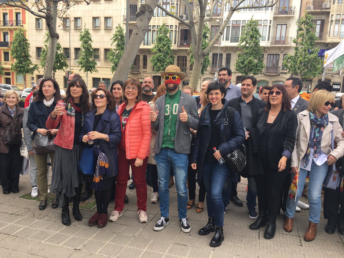 Cati_Lleida's tweet photo. Nombrosos escriptors de Ponent participen en el tradicional vermut de  Sant Jordi que organitza la llibreria “Punt de Llibre” de Lleida. https://t.co/uNzrjEiCu4