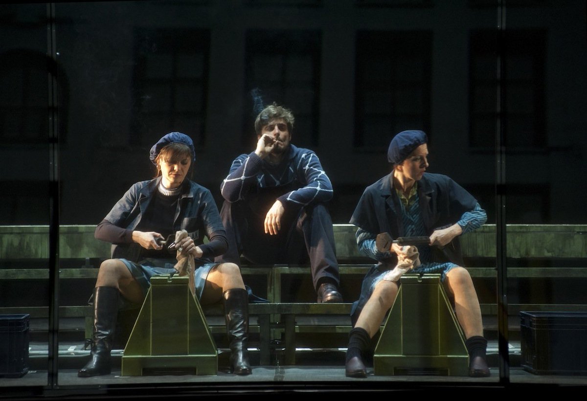 ERT_Teatro's tweet photo. #produzioniERT
LA CLASSE OPERAIA VA IN PARADISO al @teatrodigenova dal 23 al 28 aprile
Venerdì 26 nel foyer della Corte ore 17.30 incontro con Maurizio Landini, Gad Lerner, Claudio Longhi e gli attori della compagnia!!!
https://t.co/rpUWhAx6G1 https://t.co/wShTtoi3iD