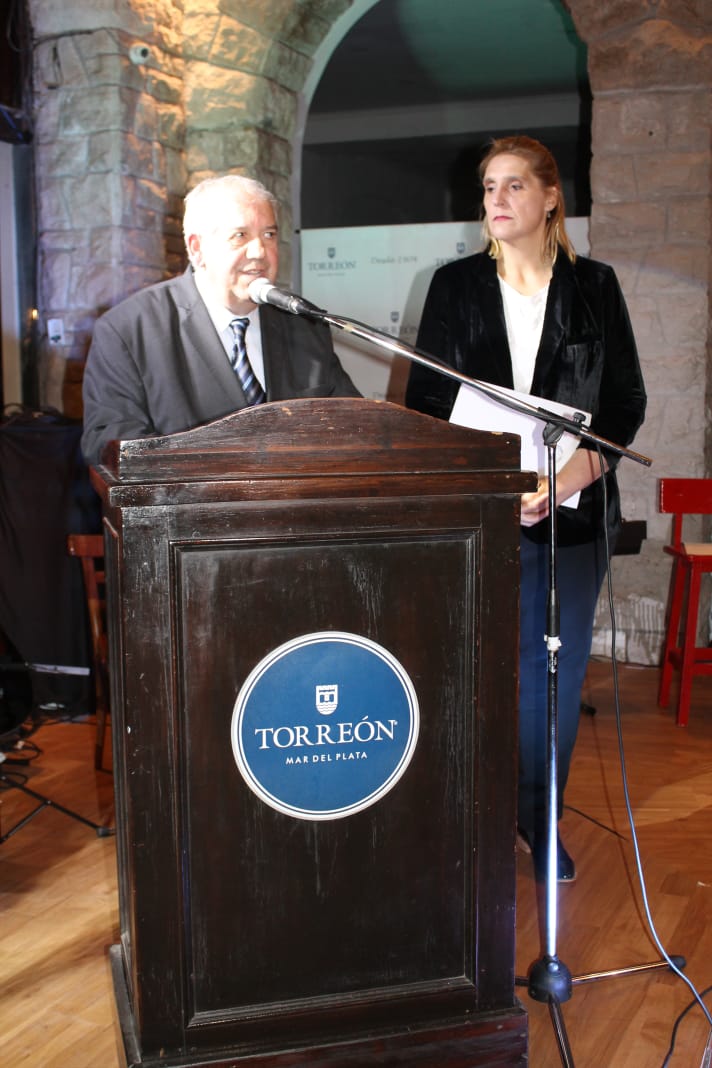 CjalSaralegui's tweet photo. Comparto otras 2 fotos de anoche en el @TorreondelMonje en la apertura de la semana de Corea en Mar del Plata. https://t.co/ox7RjXndS2