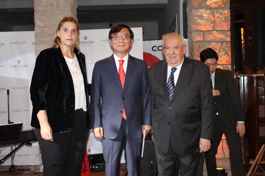 CjalSaralegui's tweet photo. Comparto otras 2 fotos de anoche en el @TorreondelMonje en la apertura de la semana de Corea en Mar del Plata. https://t.co/ox7RjXndS2