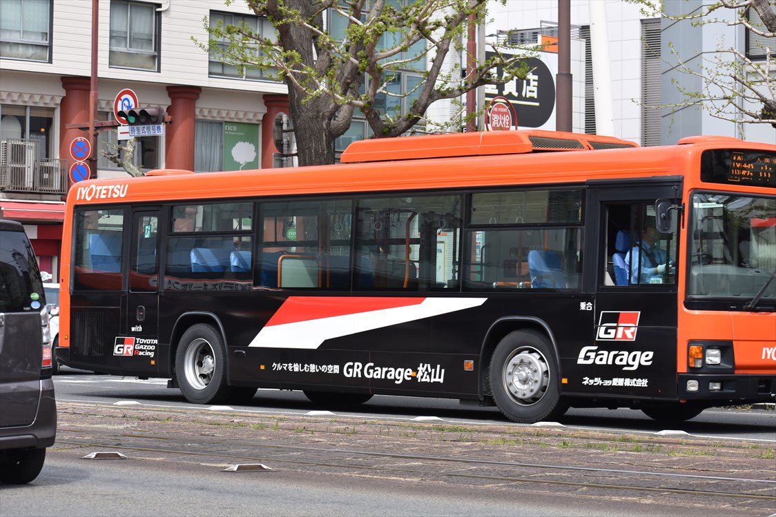 らっぴんぐ No Twitter 愛媛日野自動車株式会社 Hino Dutro Dunlop エナセーブ ネッツトヨタ愛媛株式会社 Gr Garage松山 伊予鉄バス ラッピングバス