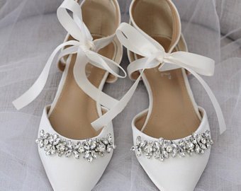 TodoBoda's tweet photo. ¡Las hay que no renuncian a su comodidad y siguen yendo igual de guapas!😲👏🥿
#todoboda #zapatosnovia #zapatosplanosnovia #complementosboda https://t.co/EHEqmI7ju6