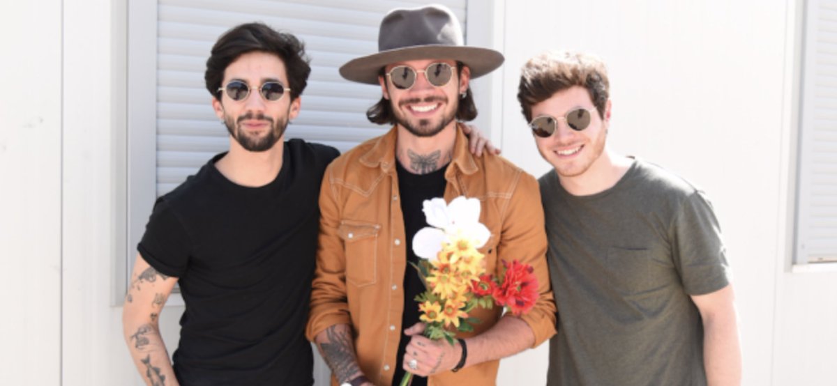 Le groupe <a href="/ArcadianOff/">Arcadian</a> pose avec une fleur pour le Télévie.
Faites comme eux, posez avec une fleur et postez le en mentionnant le <a href="/televie/">Rosee</a> !
1 photo avec une fleur = 1€ réservé au Télévie.