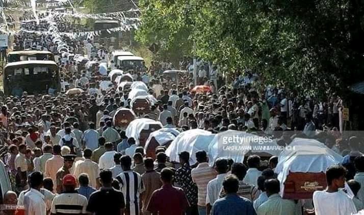 om_iswdg's tweet photo. Ini bukanlah rombongan festival atau parade tahunan, tapi ribuan warga Sri Lanka mengusung ratusan jenazah korban bom utk dikuburkan yang mencapai 310 orang. 💐🌷😭😭
#PrayForSriLanka https://t.co/euLUN7lryo