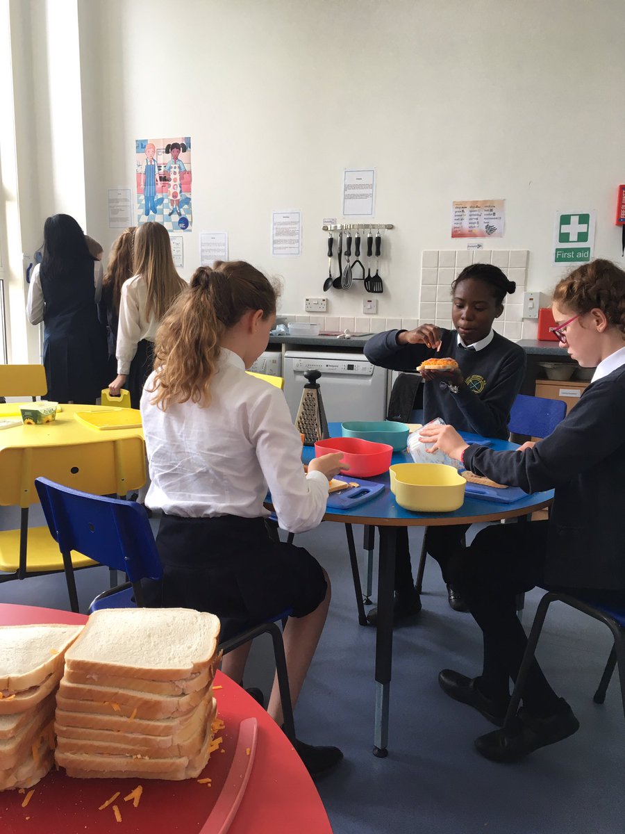 stjoesshgoals's tweet image. p7 helping with making the sandwiches for the homeless. #activefaith #wearesacredheart @StJosephsERC