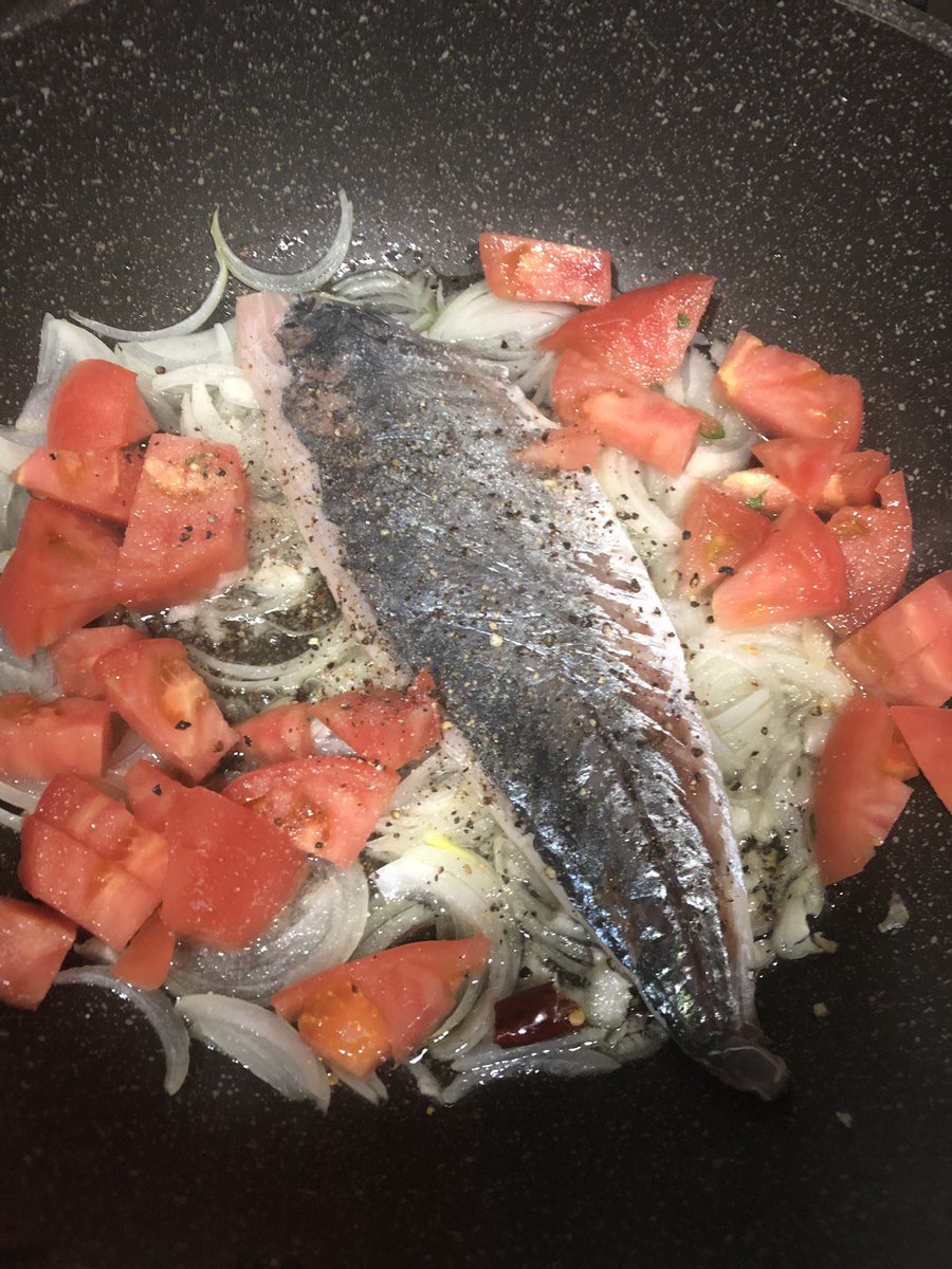 イナダシュンスケ Twitter પર 冷凍庫に お刺身用の巨大な鯵を買ったはいいもののお刺身食べる気が無くなってそのまま冷凍した物が眠っているのを発見して雑なパスタソースにする トマトと大葉とミョウガも足す