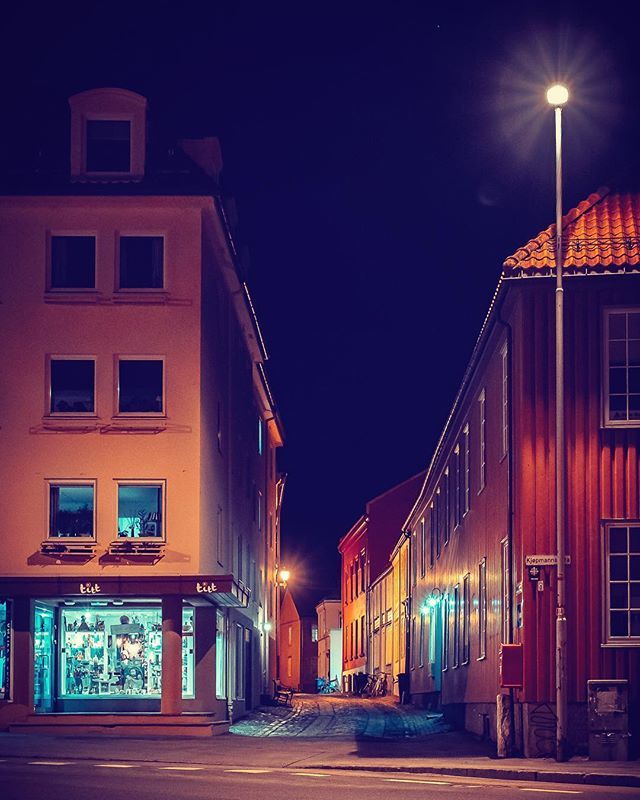borreli's tweet photo. Ta en titt inn Kannikestrete? 👻
.
#trondheim #visittrondheim #kjøpmannsgata #midnatt #historisk #veiter #streter #brostein #gamlebyen #midtbyen #sentrum #t own #nightinthecity #mood #spooky #streetlights #norway #trøndelag #xpro2 #sonya7iii #sel2870 https://t.co/lI7M0JbXIr