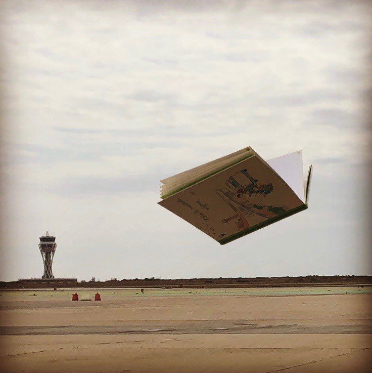 aena's tweet photo. ¡Feliz #DiaDelLibro📖! 

📍Echa un vistazo a las publicaciones editadas por Aena sobre cultura aeronáutica y aeroportuaria ➡️ https://t.co/HdTLVxHMBe https://t.co/NWFrT9GuxX