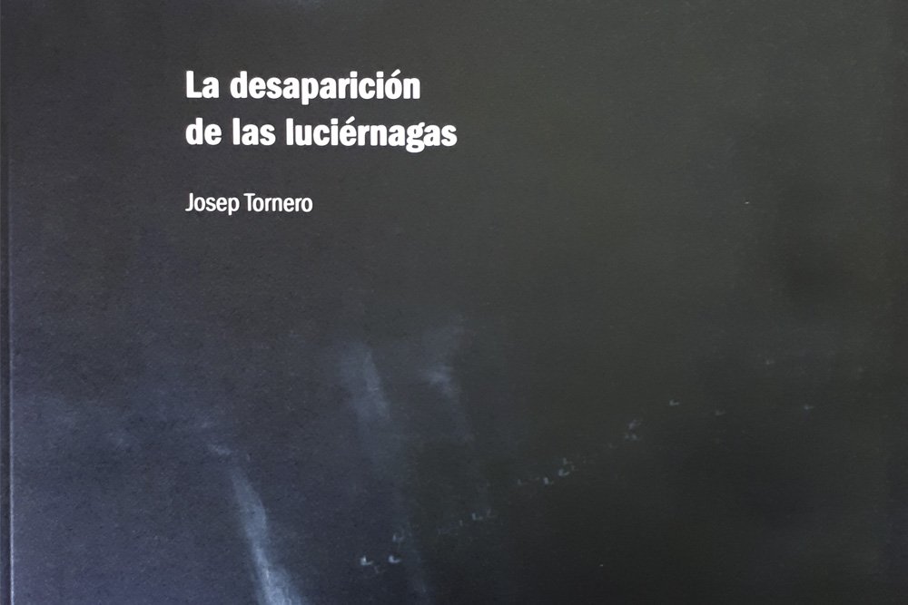 centredelcarme's tweet photo. Feliç #DiaDelLlibre 📖🌹
Al #CCCC ho celebrem amb la presentació de dues publicacions d'art:

🔸24 abril / 18h
Xu Bing 'Book from the ground'. (+ Reading Workshop amb l'artista)

🔸26 abril / 19:30h
'@Josep_Tornero. La desaparición de las luciérnagas'. Presentació amb l'artista https://t.co/yN9YdXpc29