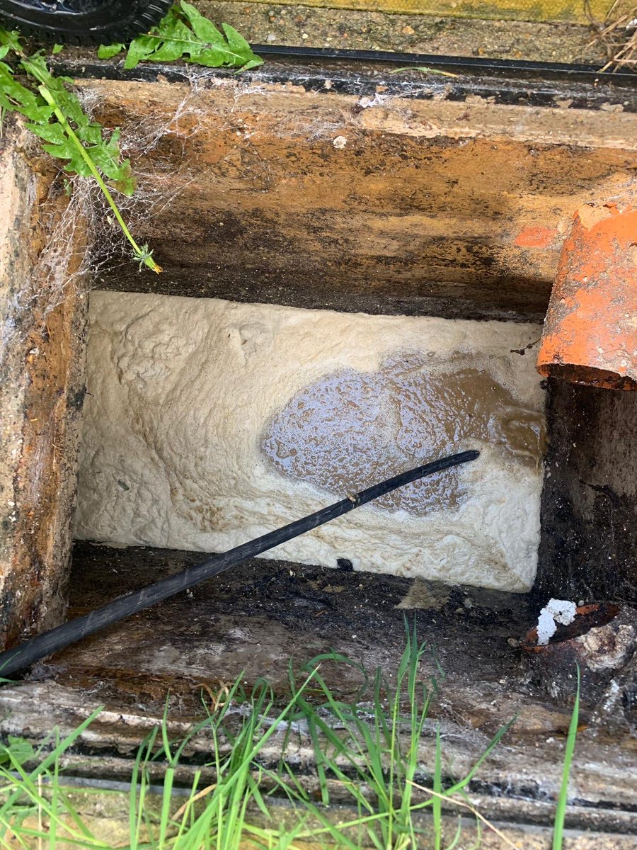 PlumbJet1's tweet photo. Blocked drains at a high street pizza chain #blockage #manholes #fat #grease #plumbjet #london #southlondon #drains https://t.co/18FbJOlT1K