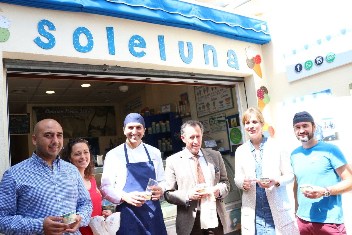 ayto_chiclana's tweet photo. La Heladería Soleluna cumple 20 años y lo hace siendo el primer obrador en Andalucía en eliminar el plástico de los productos de un solo uso, sustituyéndolo por un material biodegradable a partir del maíz y la palmera #Chiclana @romanchiclana @jimenezjurado1 @Adriancomotu https://t.co/oKDrvCM3nj