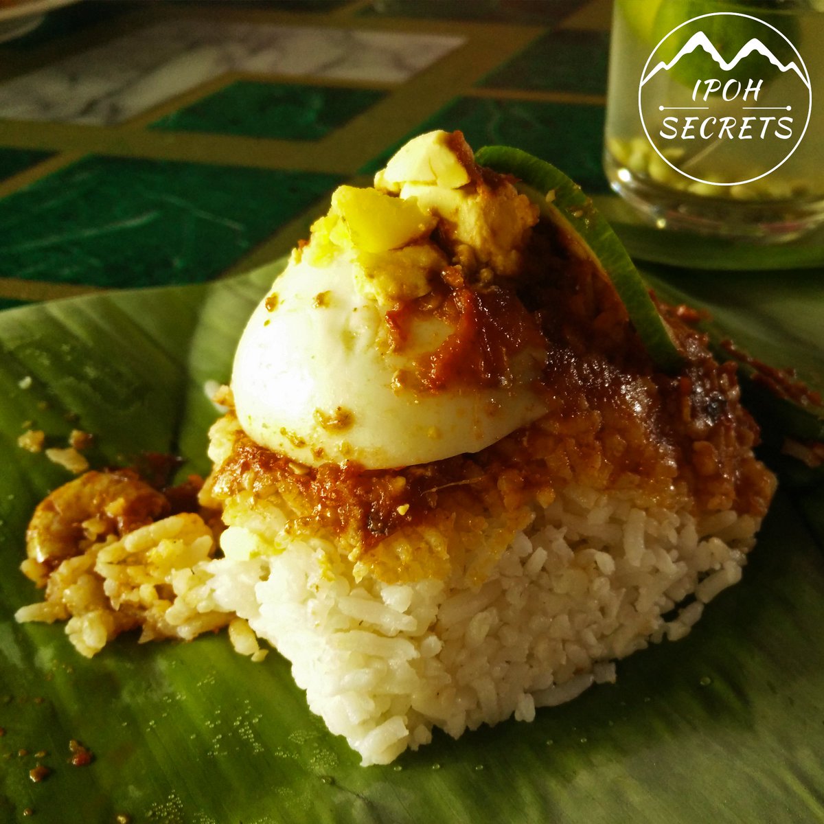 IpohSecrets's tweet photo. Nasi Lemak! The national dish of Malaysia, a Malay rice dish cooked in coconut milk and pandan leaf, served with fried anchovies, roasted peanuts, egg, and don't forget the hot &amp; spicy sambal sauce. Yummy!

#IpohSecrets #NasiLemak #foodie #foodtour #foodporn #Ipoh #Malaysia https://t.co/fsQ5jmHU7Q