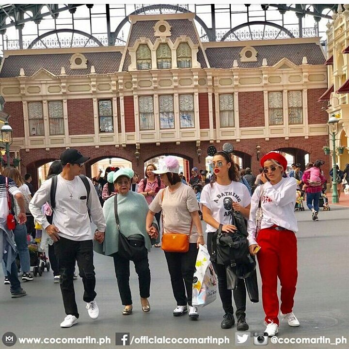 Analyn04985627's tweet photo. Family is love 😍😍😍 #CocoYassIsREAL #CocoMartin #YassiPressman #CocoYass #KFWJapan2019 #FPJAP3Puntirya https://t.co/PUOyBJiMJM