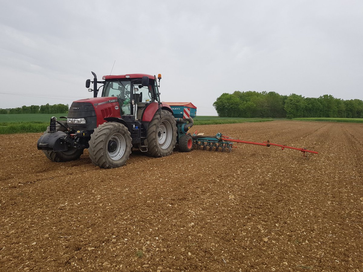 Vignaudbenoit's tweet photo. La 🌧 arrive 😀, je me presse de finir les semis de mélange luzerne/moha pour l alimentation des 🐄🐮
#CeuxQuiFontLeLait
#Neolait
En espérant que la 🌧 soit abondante en cette fin de semaine 😉 https://t.co/UIKKHPbGI5