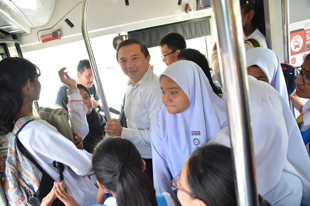 ngszehan's tweet image. Menaiki Bas Smart Selangor bersama wartawan @tv1_rtm tengahari tadi, bas dipenuhi oleh para pelajar yang baru lepas sekolah. Ini menunjukan permintaan tinggi para penduduk terhadap bas percuma di Selangor.
@Media_Selangor
#BasSmartSelangor #InsentifPeduliRakyat