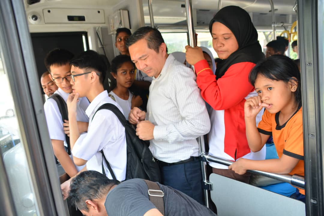 ngszehan's tweet image. Menaiki Bas Smart Selangor bersama wartawan @tv1_rtm tengahari tadi, bas dipenuhi oleh para pelajar yang baru lepas sekolah. Ini menunjukan permintaan tinggi para penduduk terhadap bas percuma di Selangor.
@Media_Selangor
#BasSmartSelangor #InsentifPeduliRakyat