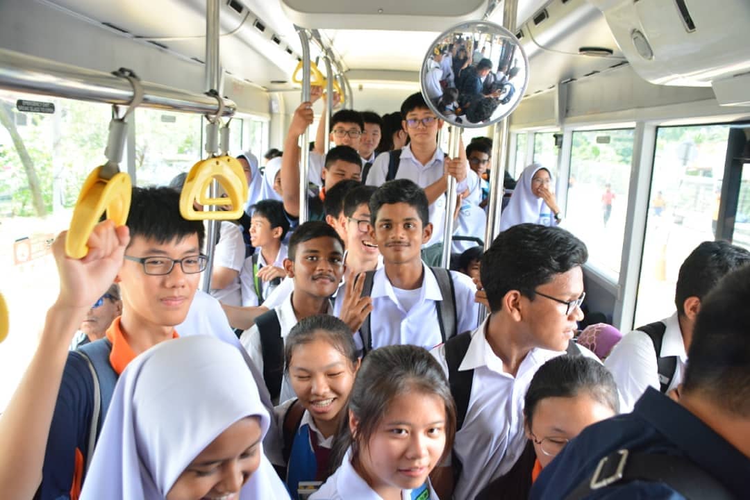 ngszehan's tweet image. Menaiki Bas Smart Selangor bersama wartawan @tv1_rtm tengahari tadi, bas dipenuhi oleh para pelajar yang baru lepas sekolah. Ini menunjukan permintaan tinggi para penduduk terhadap bas percuma di Selangor.
@Media_Selangor
#BasSmartSelangor #InsentifPeduliRakyat