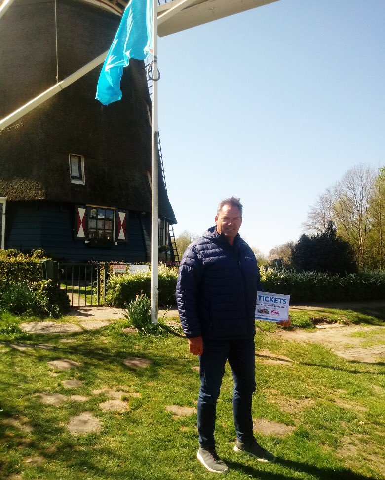 vanderendegroup's tweet photo. De winnaar van de #Staka putluikenactie is vorige week verrast door onze collega Michel Koeleman en heeft zijn prijs in ontvangst genomen. Heel veel plezier tijdens de EK kwalificatiewedstrijd Nederland vs. Noord-Ierland! ⚽️@Aqua_Rio_EH #stakaputluiken #ekkwalificatie #aquaNL https://t.co/4SNTMzLey1