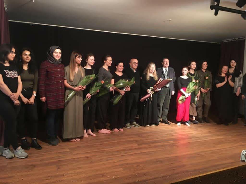 KonyaDer's tweet photo. "KURTULUŞ YOLUNDA KADINLARIMIZ"

Bursiyer Öğrencilerimizle Birlikte Sanatçı Ayla Algan Hanımefendinin Yönettiği Kurtuluş Yolunda Kadınlarımız İsimli Tiyatro Gösterisini 20 Nisan 2019 Cumartesi Günü Salonumuzda Gerçekleştirdik.

#Konyader https://t.co/9OkIkMLBum