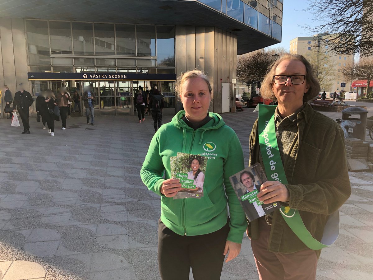 Valrörelsen är igång! Imorse var kommunalråd Victoria och ordförande Terence vid Västra Skogen och delade ut flygblad, för #klimatetkanintevänta. 
#EPval #klimatval