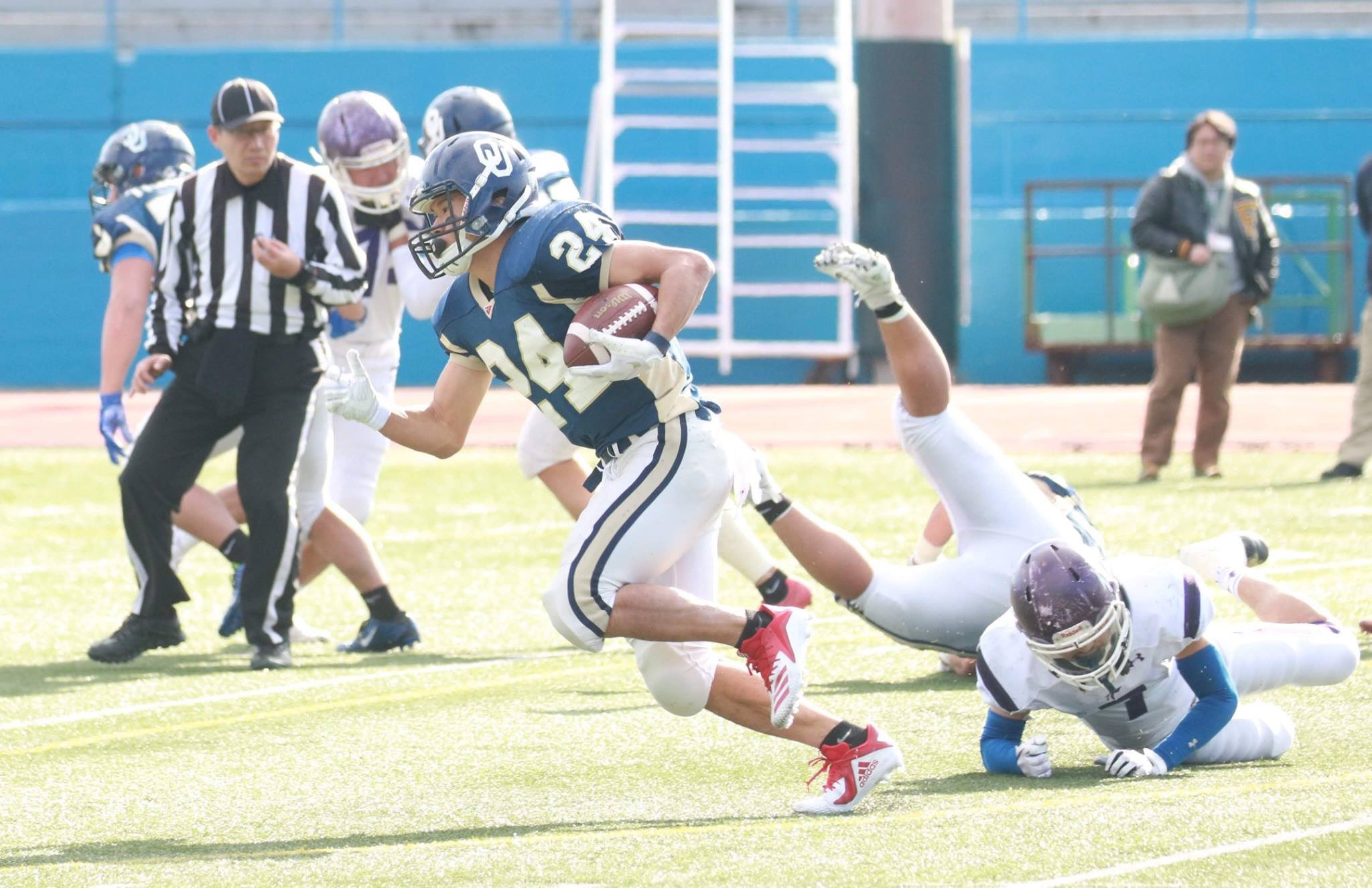 大阪大学アメフト部tridents アメフトポジション紹介 Rb ランニングバック スピードとパワーを兼ね備えたアスリートポジション ブロック パスキャッチ キャリーと多様な能力が求められる フィールドを縦横無尽に駆け抜けタッチダウンを量産する