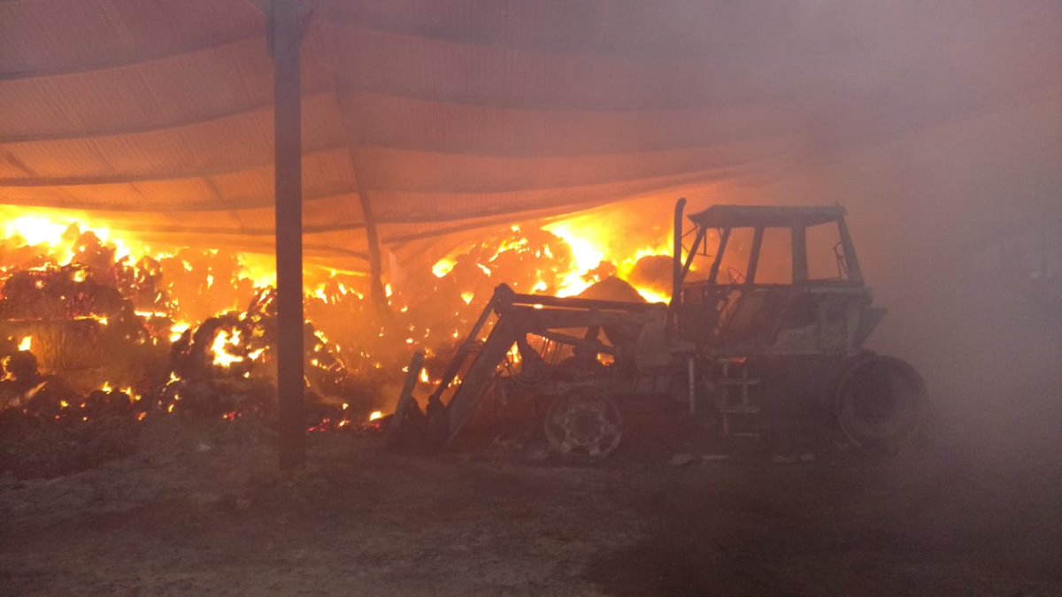 Central194's tweet photo. #Colaboracion #Ahora estamos trabajando en un #Incendio Rural en #Arrecifes producido en un galpón con maquinarias y más de 15mil fardo. Fuimos convocados por la EscuelaZonal9 de #BomberosVoluntarios. Concurrimos con UM 12 a cargo del ayudante de primera Verna J. #central194 https://t.co/TMxbrP29a0