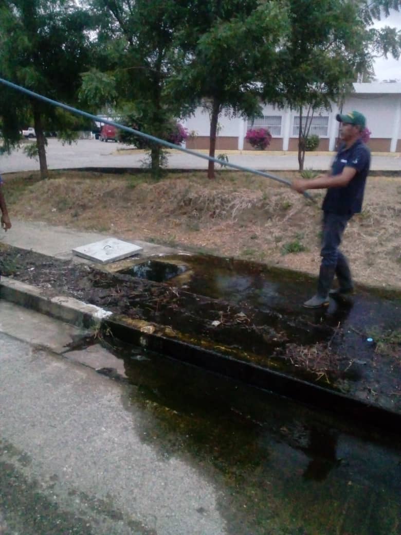 Hidropaezca's tweet photo. #HidroInforma|| 🔵Realizamos mantenimiento mayor a colectores en la Ciudad Olímpica de San Juan de los Morros #MinAguas #GestiónQueFluyeConLaVida 💦💦 https://t.co/9ygU54CA0D