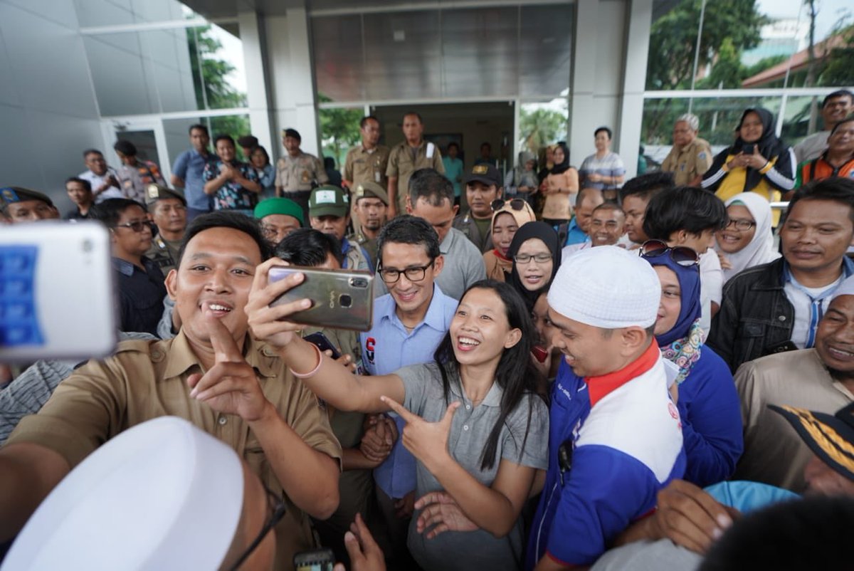 sandiuno's tweet photo. Memberi semangat kepada relawan yang sedang mengawal form C1 di Kecamatan Penjaringan, Jakarta Utara. Kita sama-sama pastikan tidak ada satu suara pun yang terlewat dan tidak masuk dalam rekapitulasi karena setiap suara yang diberikan masyarakat ini merupakan amanah. https://t.co/0JFu9YqMSp