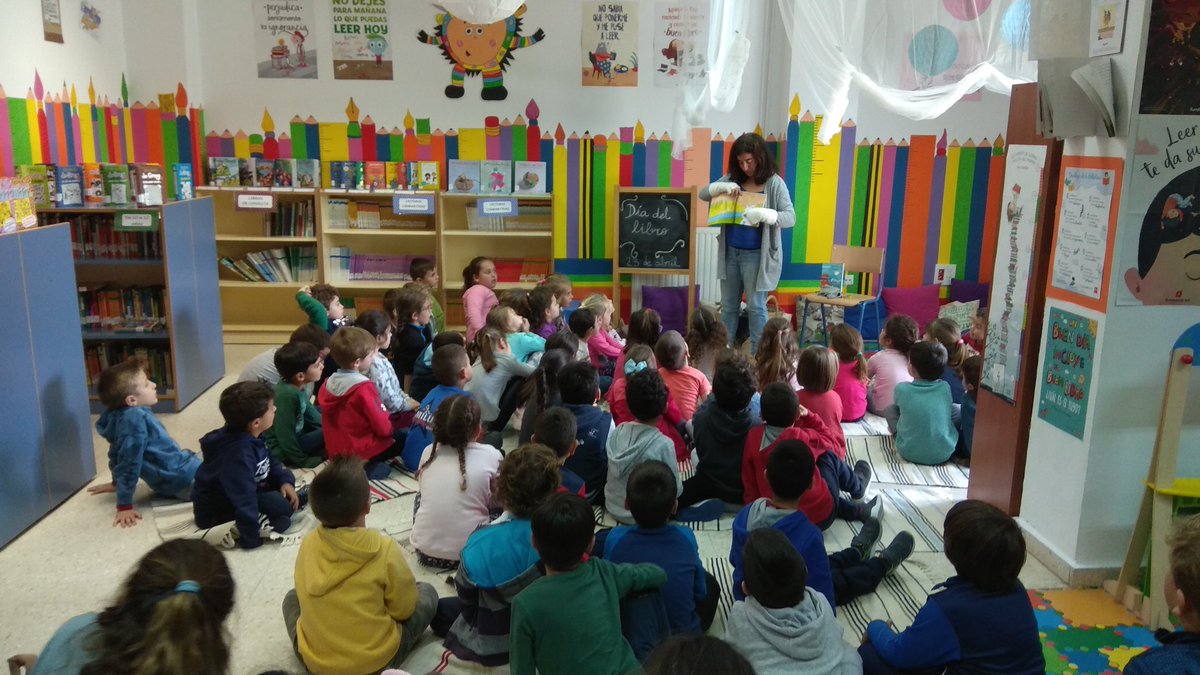 Librolitopda's tweet photo. Hoy celebramos en el @AlcalaPuerta el #DiadelLibro2019 #DiaDelLibro con un cuentacuentos de la escritora Mercedes Gutiérrez y una gymkana literaria.@redBESevilla https://t.co/qjxH4E4H4m