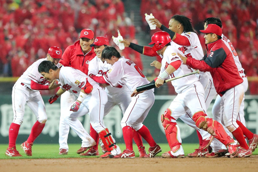 carp_buun's tweet photo. ➡カープ小窪サヨナラ打で5連勝！磯村1号！長野1打点！アドゥワ初先発でHQS！4位急浮上！【広島3x-2中日】-https://t.co/fTorMbfitd

※カープは16日まで2連勝すらなかったが、17日の巨人戦（鹿児島）から一気に5連勝。借金も8から3に減らすギアチェンジで4位浮上。#carp #カープ #試合結果 #小窪哲也 https://t.co/Hvy4br6l5l