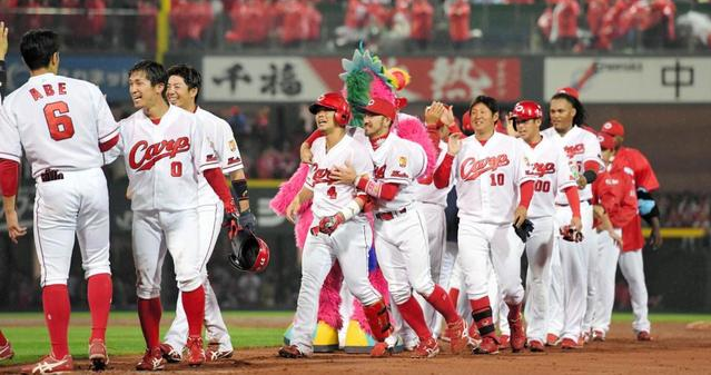 carp_buun's tweet photo. ➡カープ小窪サヨナラ打で5連勝！磯村1号！長野1打点！アドゥワ初先発でHQS！4位急浮上！【広島3x-2中日】-https://t.co/fTorMbfitd

※カープは16日まで2連勝すらなかったが、17日の巨人戦（鹿児島）から一気に5連勝。借金も8から3に減らすギアチェンジで4位浮上。#carp #カープ #試合結果 #小窪哲也 https://t.co/Hvy4br6l5l