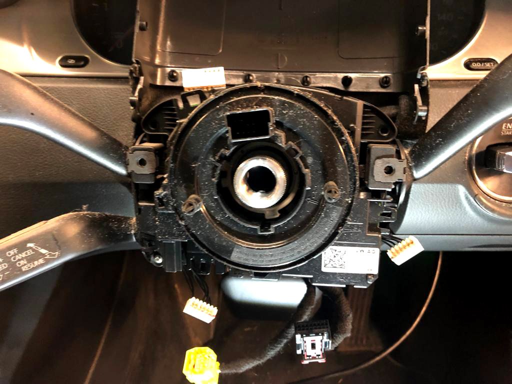 FreyClementW6's tweet photo. Working today on a #VW Passat slip ring (spiral cable assy) that allows steering wheel electronics to pass from the wheel to the vehicle's electrical systems. Becoming a more common problem with #vehicles that have volume/radio/phone functions operated on the steering wheel. https://t.co/UYCB70CBfc