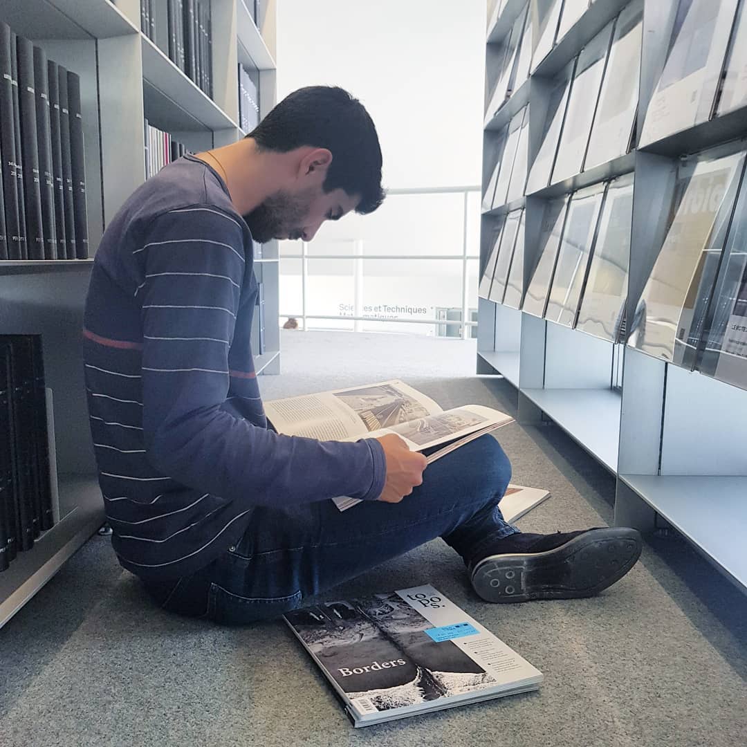 EPFLlibrary's tweet photo. Aujourd'hui c'est la journée mondiale du #livre et du droit d'auteur, l'occasion parfaite d'emprunter un livre à la Bibliothèque @EPFL. Parmi les 500'000 documents à disposition, il y en a forcément un pour vous ! @journee_mondial #worldbookday #journeemondialedulivre https://t.co/8QV8swpdwm